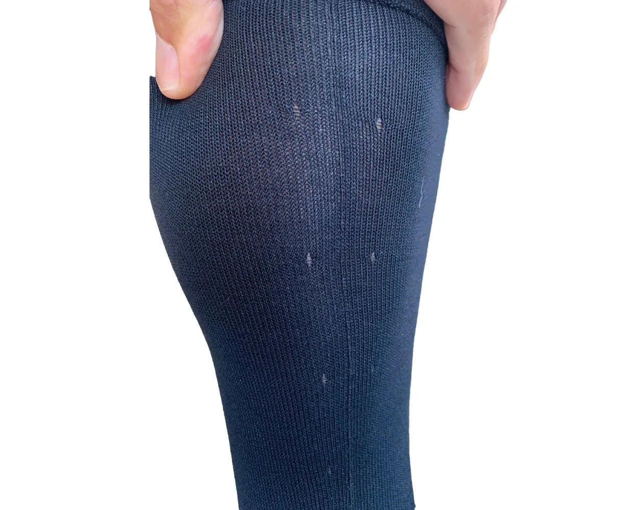 ロングソックス側面に等間隔に現れる穴状の隙間